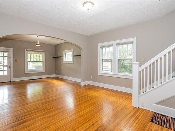 3rd image of 130 E 51st St