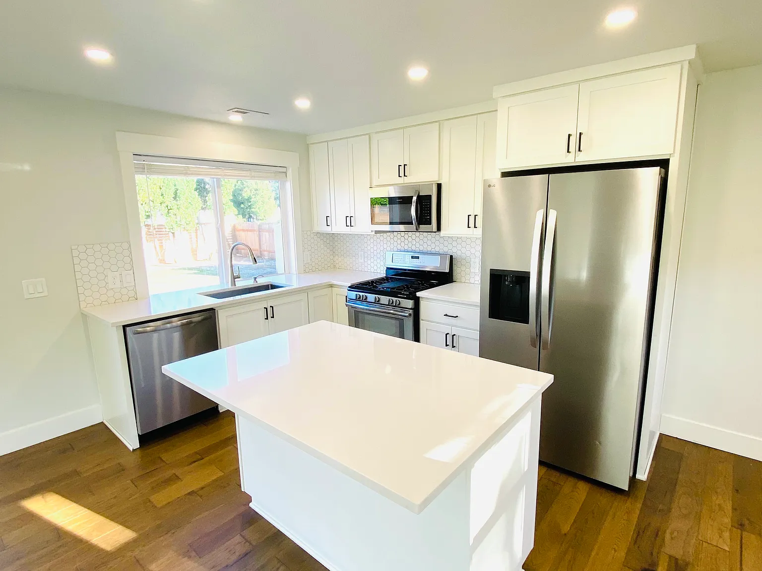 2 bed, 910 sqft, $2,300 — Photo 2