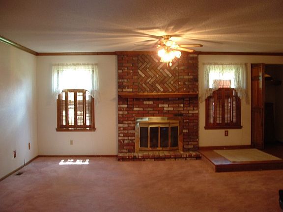spacious living/dinning room w/ gas-ignited fireplace
