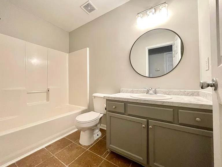304 Greenview Ct — Photo 21
