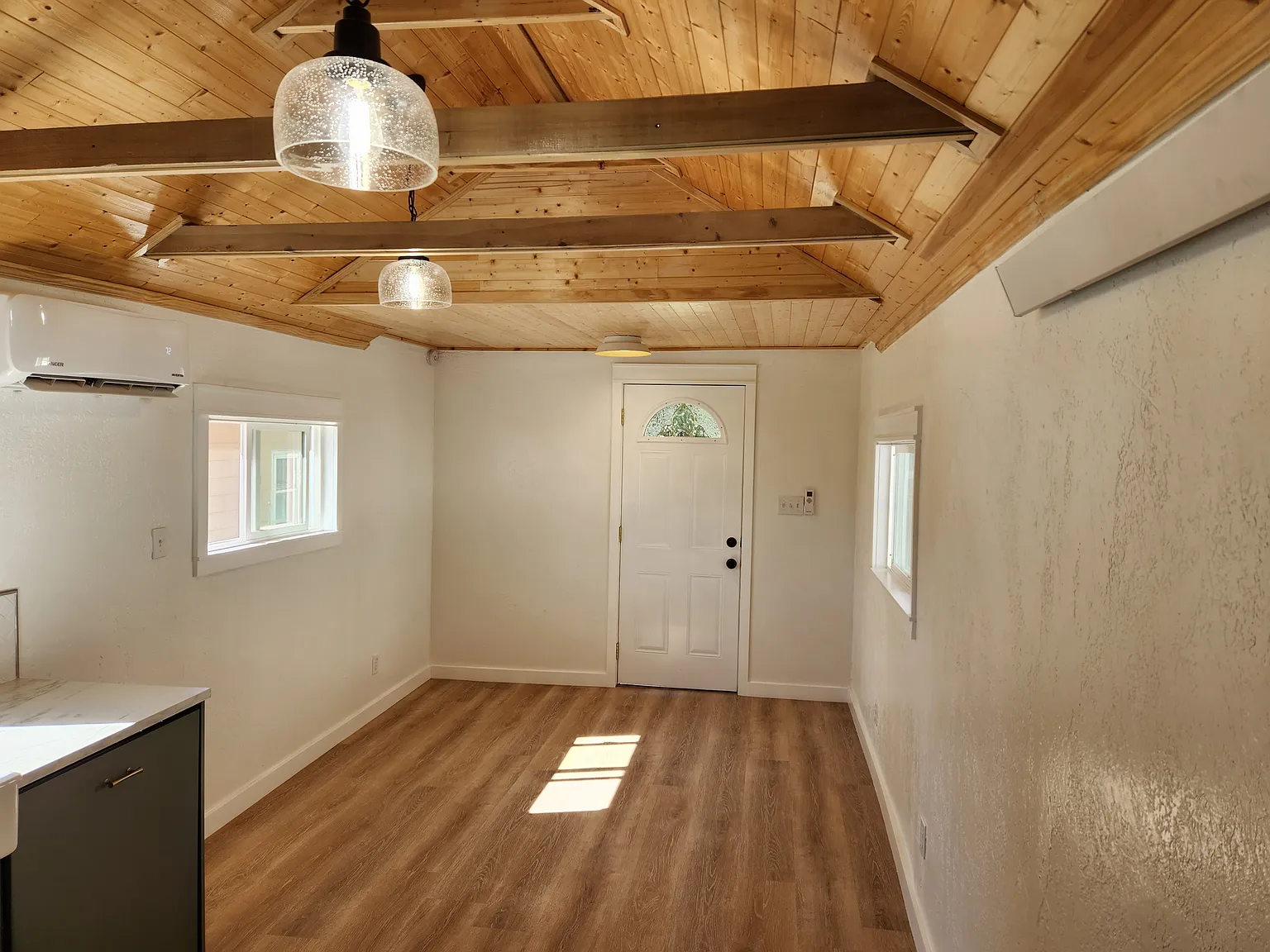 Studio, 300 sqft, $725 — Photo 2
