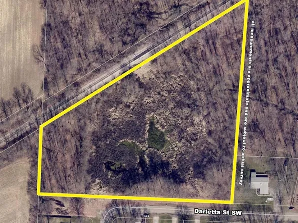 Darletta St SW, Navarre, OH 44662