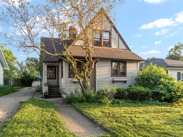 35 W Maple Ave, Roselle, IL 60172