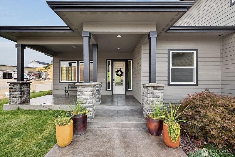 2nd image of 2025 Broadhurst Pl