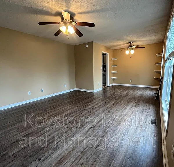 404 Sideline Dr — Photo 2