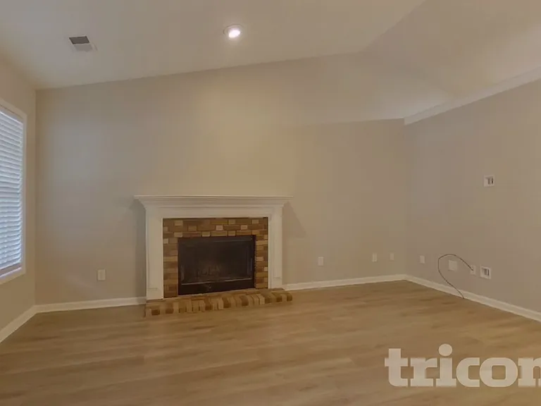 726 Westbury Dr — Photo 2