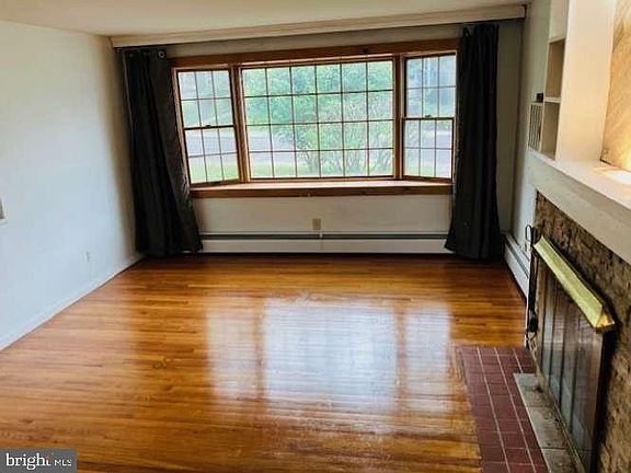 5th image of 439 E Chestnut St