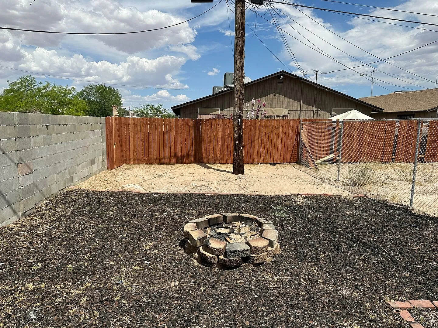 One story one bedroom Duplex Apartment, All Tile Floors All Appliances!! Big back yard!! — Photo 4