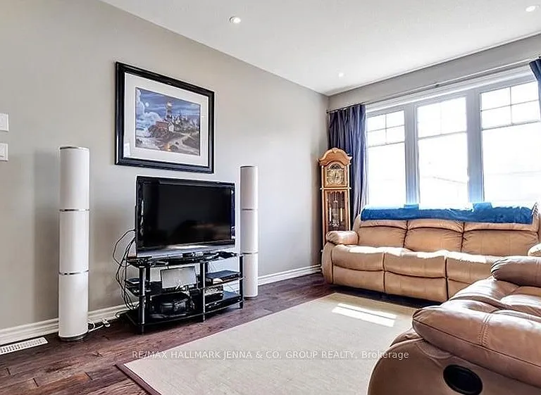 410 Stalwart Cres — Photo 3