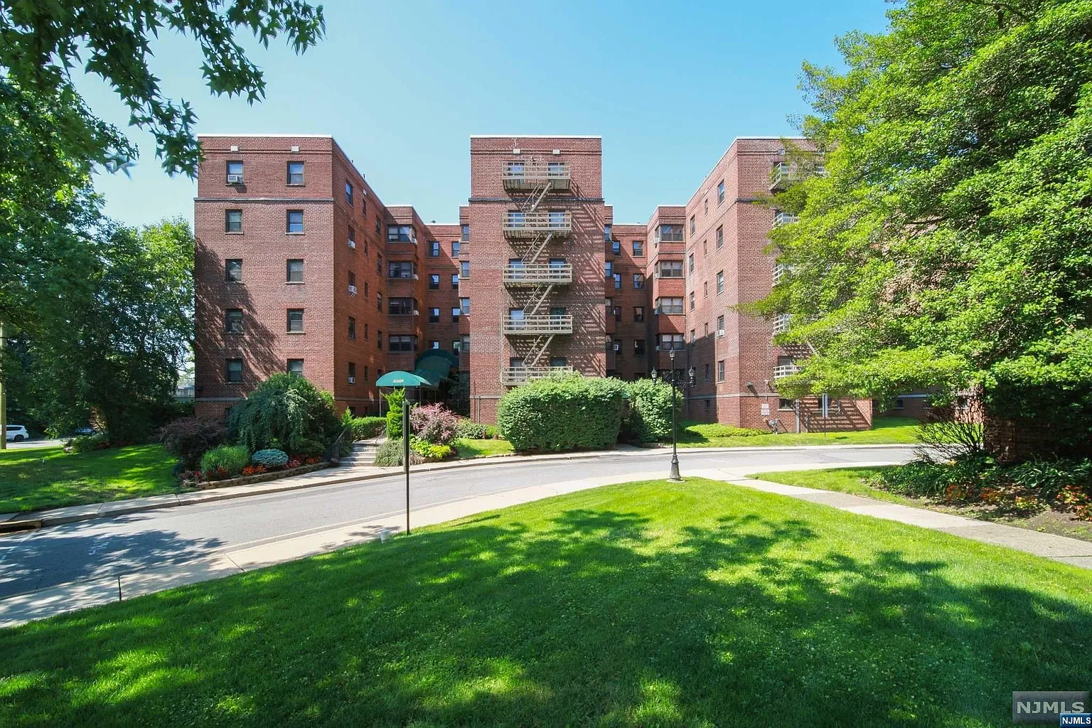 2333 Hudson Ter APT E3 photo 1
