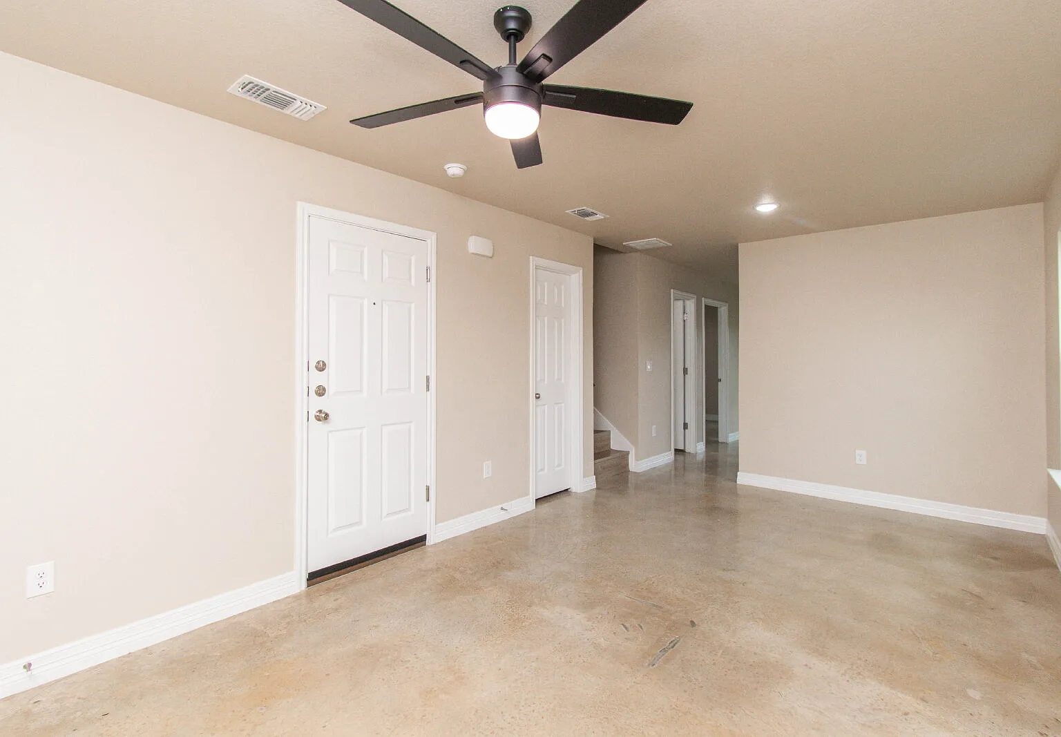 3 bed, 2.0 bath, 1390 sqft, $1,400 — Photo 2