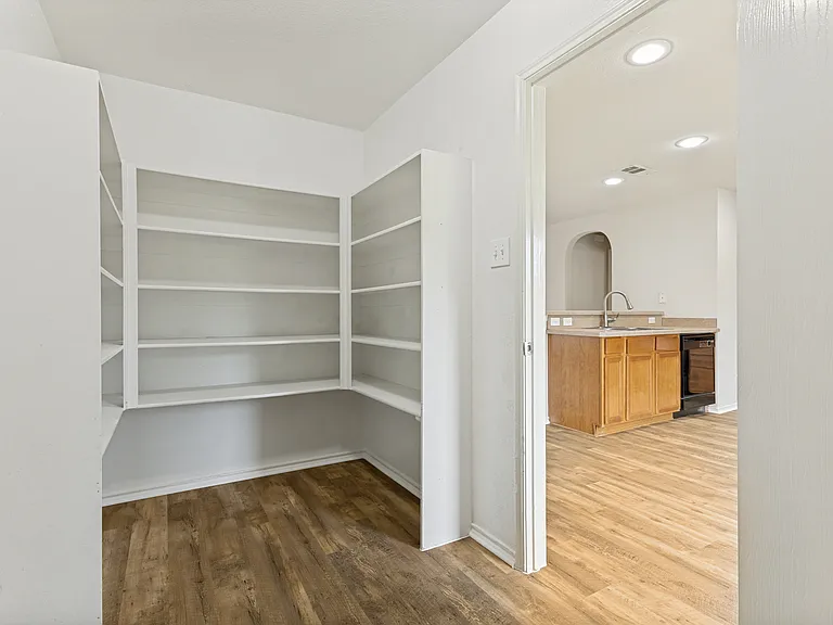 556 Winbridge Ln — Photo 11
