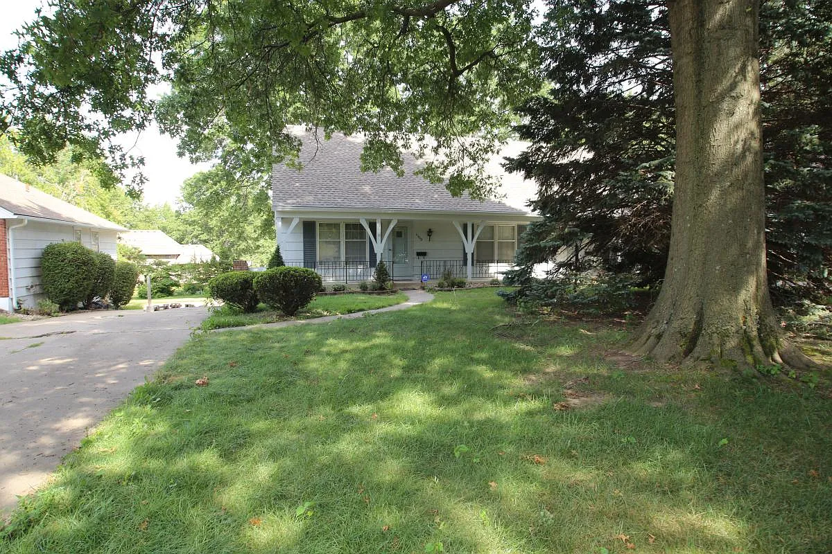 2 bed, 1.5 bath, 1100 sqft, $1,590 — Photo 2