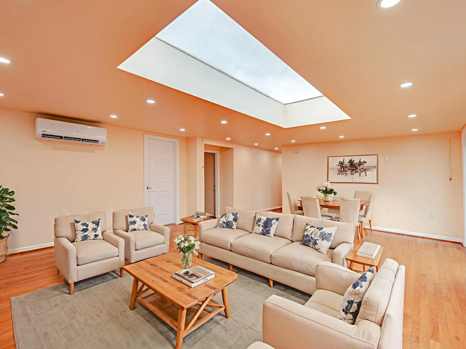 3 bed, 2.5 bath, 2100 sqft, $4,995 — Photo 1
