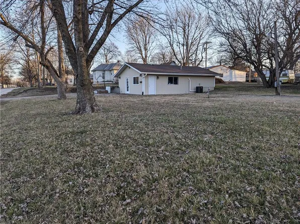 303&305 S 4th St, Hiawatha, KS 66434