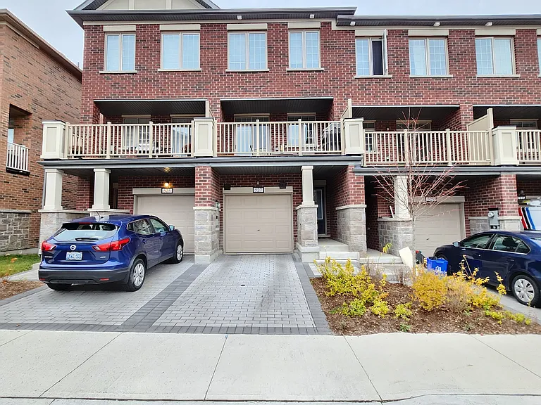 527 Old Harwood Ave E — Photo 1