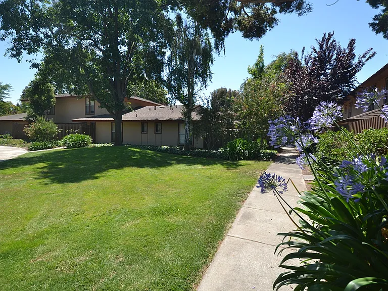 220 Red Oak Dr W #H — Photo 15