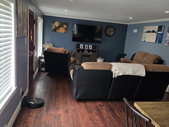 4th image of 823 Browning Ave
