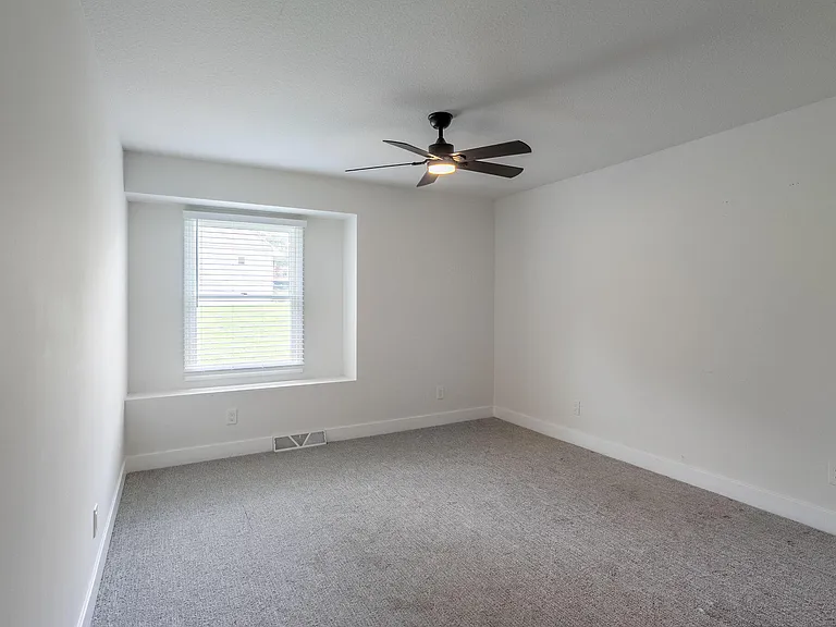 2301 Grant Ln — Photo 20