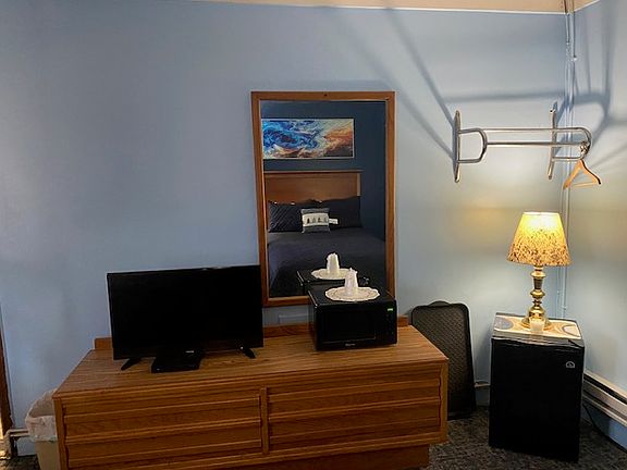 FRIDGE MICROWAVE BOOT/SHOE TRAY CLOSET/STORAGE SPACE EXTENDED CABLE PACKAGE WITH PREMIUM MOVIE CHANNELS AND MORE FREE WIFI