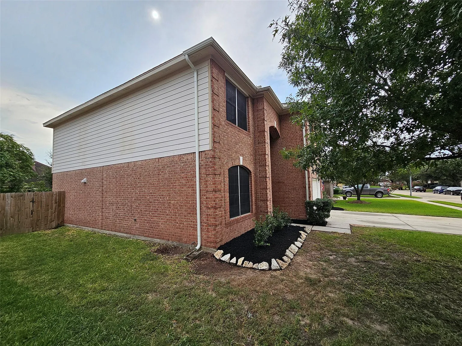 4 bed, 2.5 bath, 2560 sqft, $2,500 — Photo 3