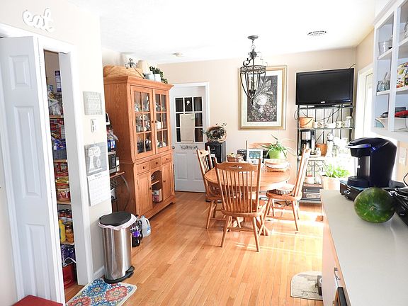 4th image of 210 Courtland Cir