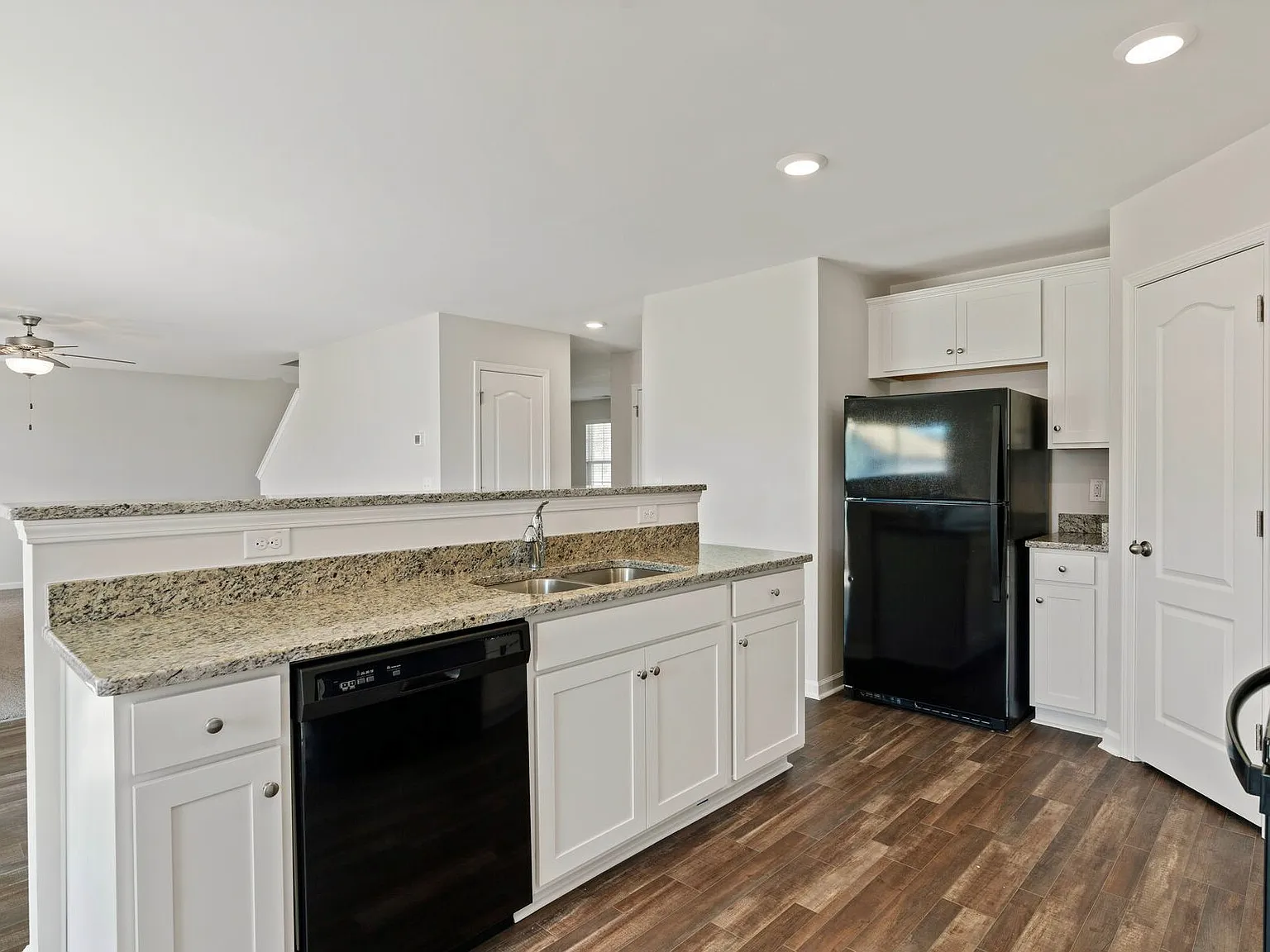 4 bed, 2.5 bath, 2368 sqft, $2,730 — Photo 2