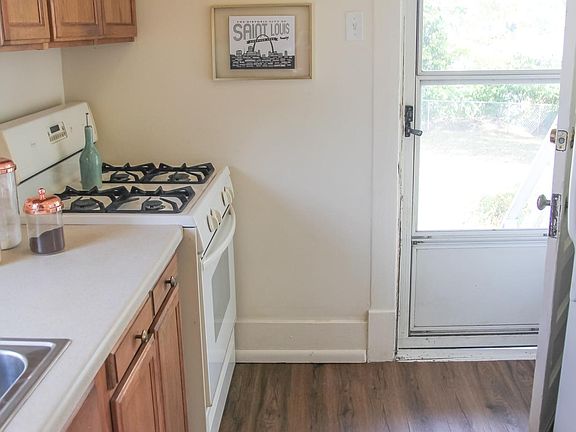 4th image of 235 E Clinton Pl
