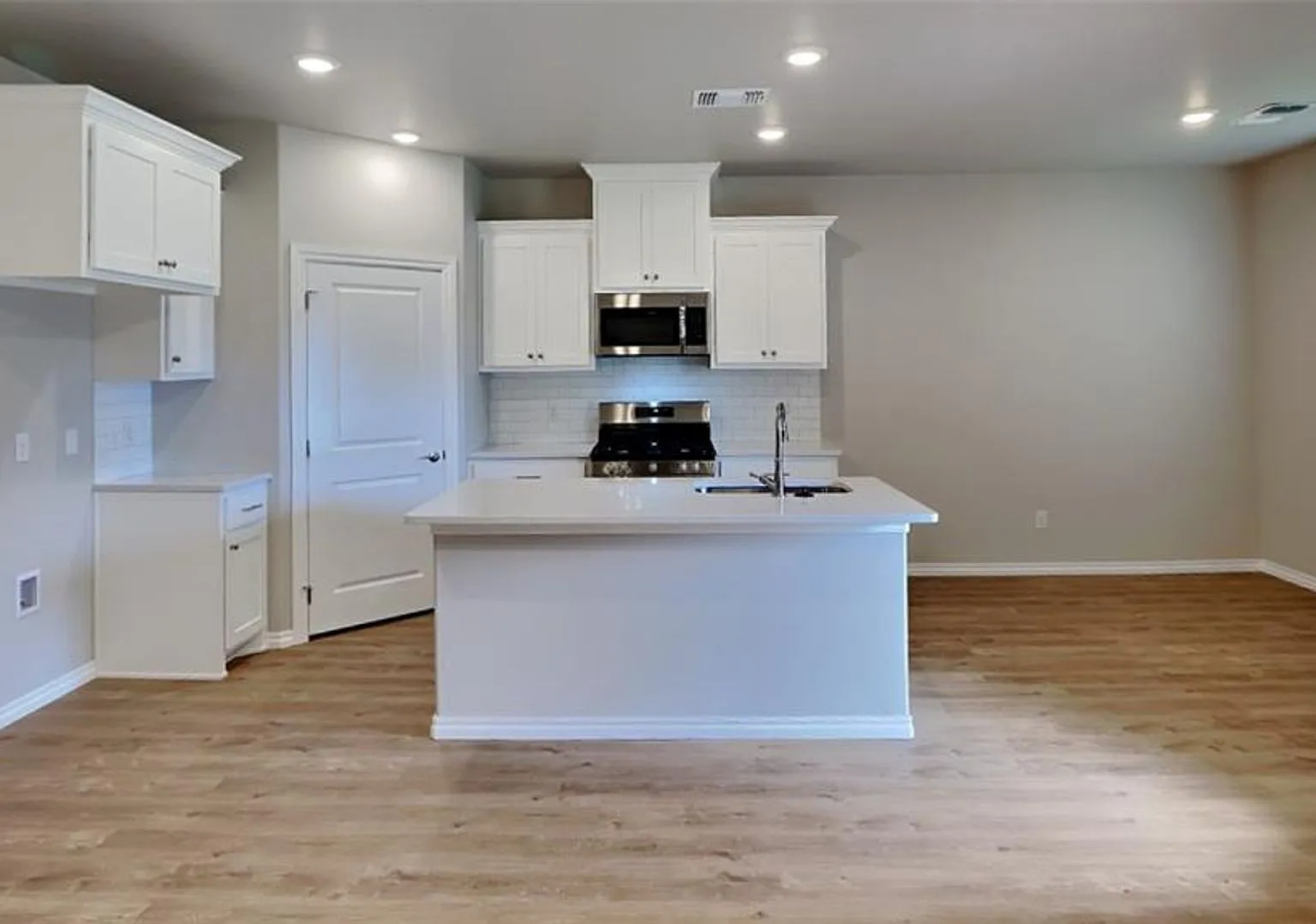 Luxury 1 Bedroom 2 Bathroom Cottage in 55+ Community **Leasing Special** — Photo 4