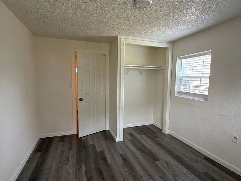 2410 Englewood Ave — Photo 23