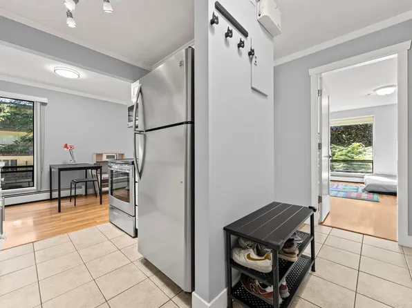 330 Cedar St #204, New Westminster, BC V3L 3P1