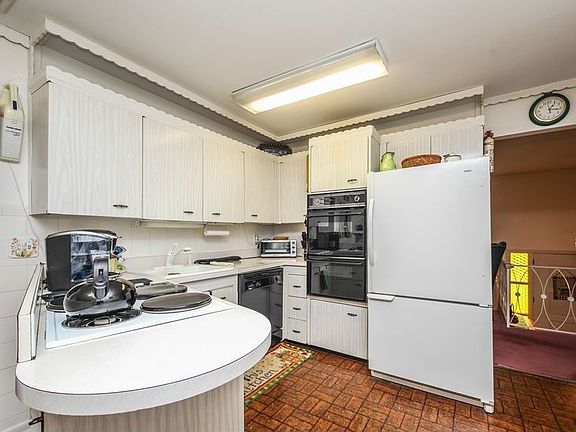 5th image of 12 Holly Tree Ln