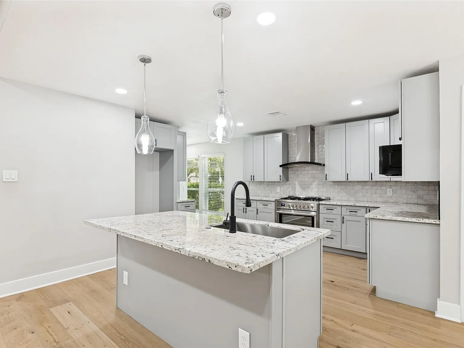 4 bed, 2.5 bath, 2330 sqft, $3,500 — Photo 4