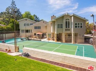 3532 Woodcliff Rd, Sherman Oaks, CA 91403