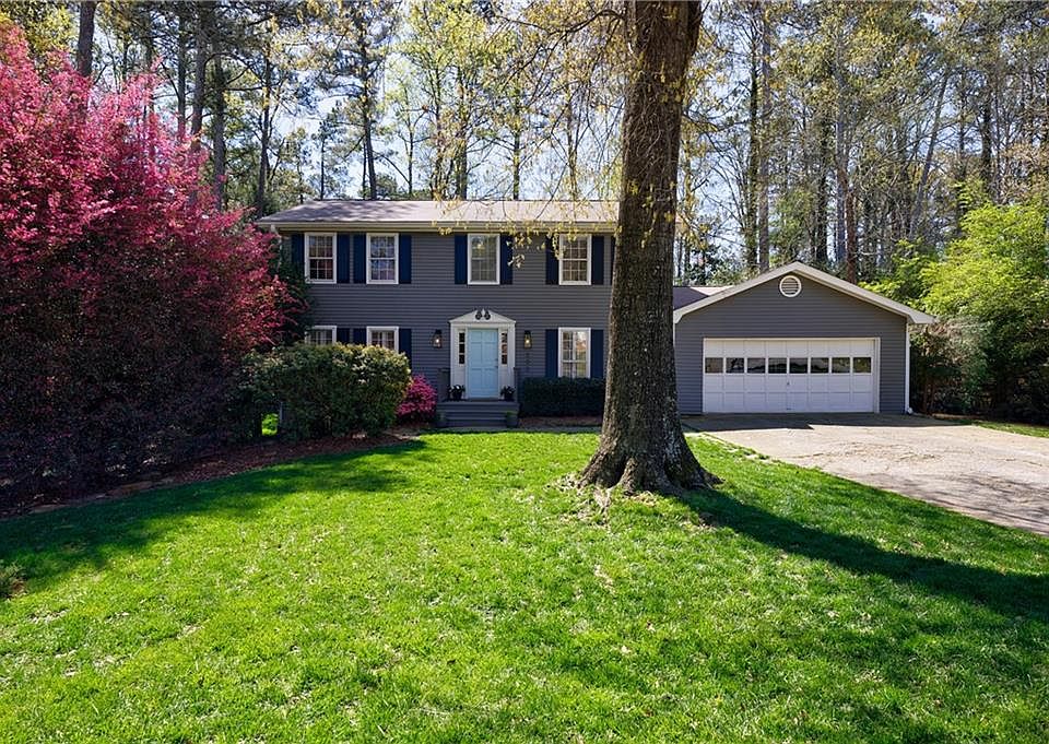 1st image of 203 Lakeshore Ct NE