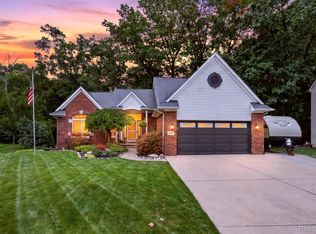 204 Pleasant Manor Dr, Waterford, MI 48327
