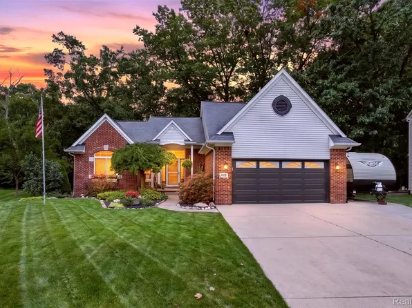 204 Pleasant Manor Dr, Waterford, MI 48327