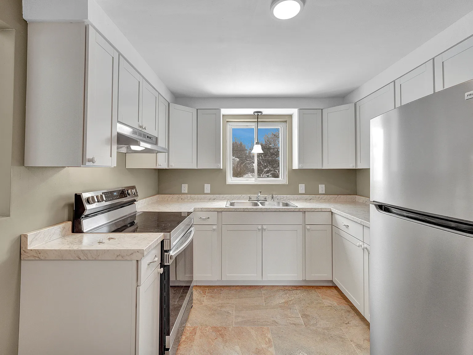 3 bed, 1.5 bath, 900 sqft, $1,195 — Photo 2