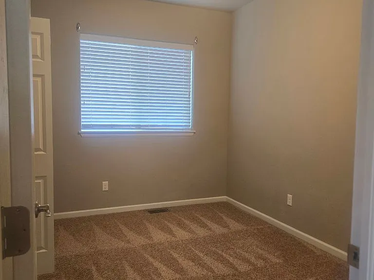 1558 Poplar Dr — Photo 11