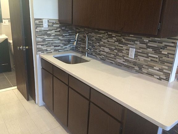 4th image of 10-59 Jackson Ave #2