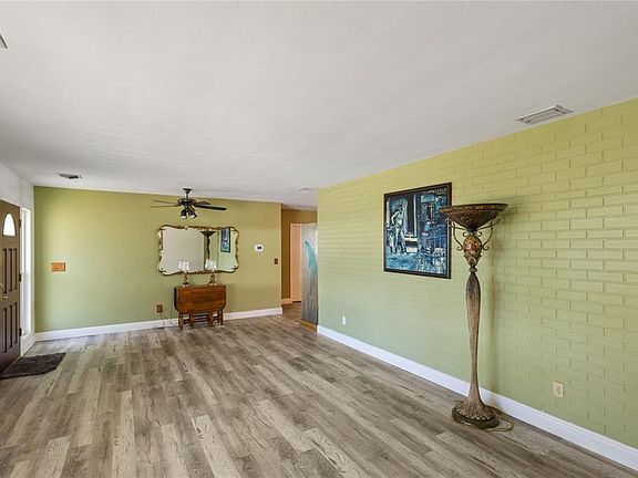 4th image of 820 3rd Ave SW