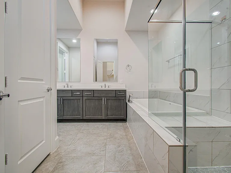 9532 London Bridge Sta — Photo 32