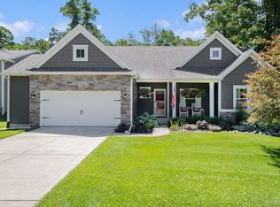 1004 Waters Edge Ln, Fenton, MI 48430