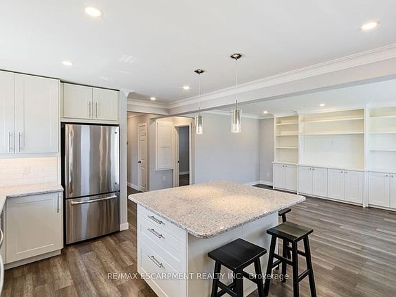 3rd image of 1266 Royal Dr W