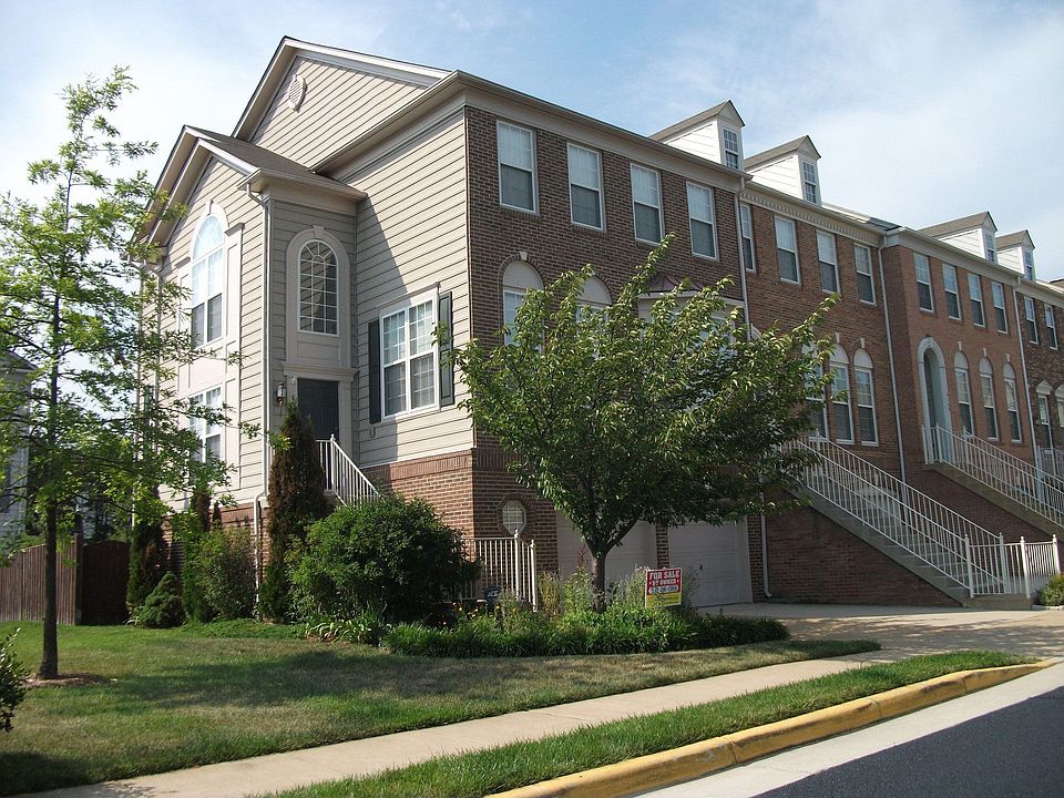 Huge End Unit 2 Car Garage Townhome