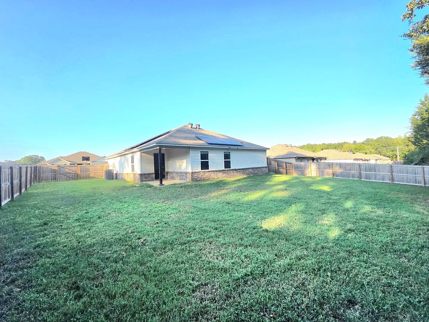 Like New 3 Bed 2 Bath House For Rent — Photo 3