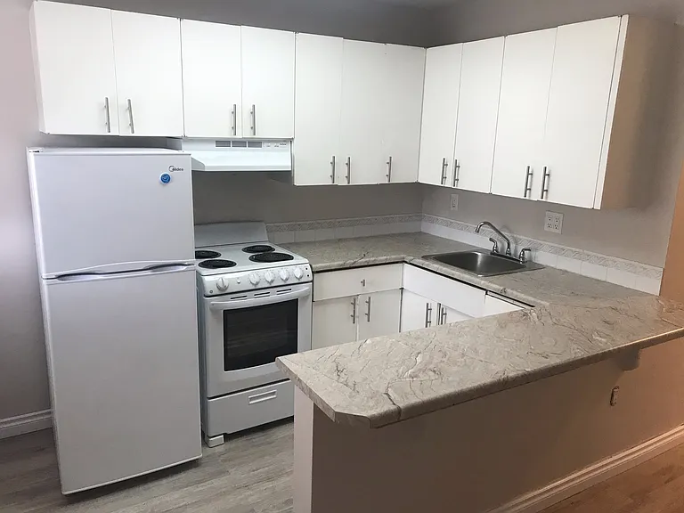 12507 Stony Plain Rd NW — Photo 17