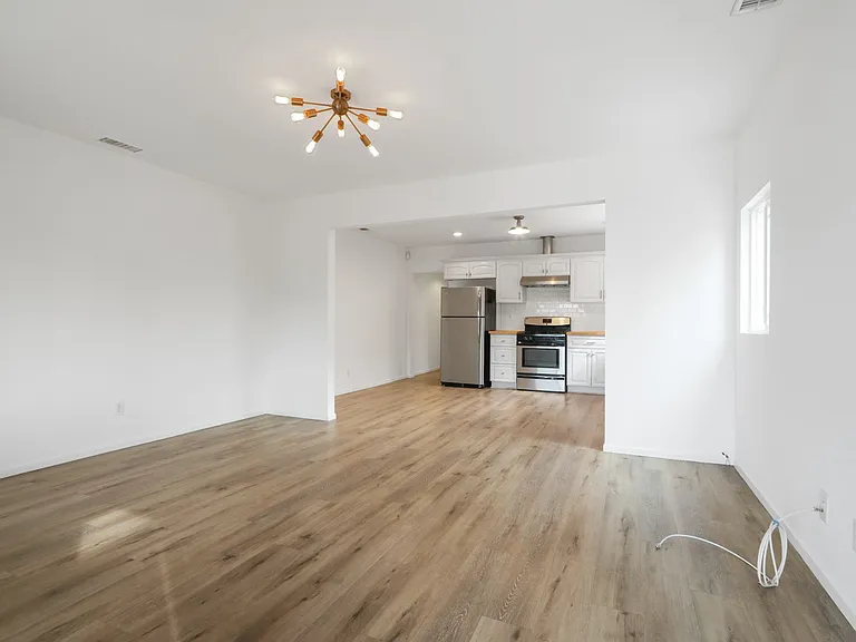2435 Houston St — Photo 2