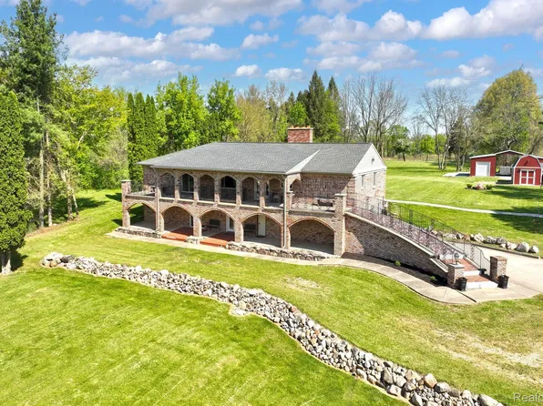 607 Letts Rd, Oakland, MI 48363