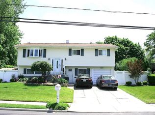 24 Tarkington Rd, Holbrook, NY 11741